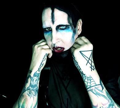 Відома акторка звинуватила Мериліна Менсона в насильстві, в сенаті США закликають ФБР розібратися