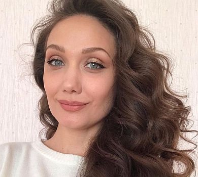 Власова у мінісукні оголосила, що йде на Танці з зірками 