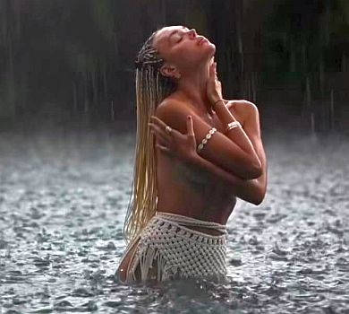 Міс Україна Всесвіт Жосан топлес показала жіночу енергію під балійським дощем. ВІДЕО