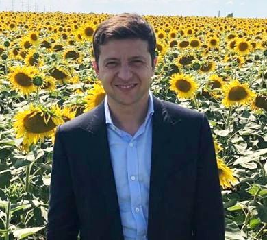 Зеленський забрів у соняхи для патріотичного ФОТО