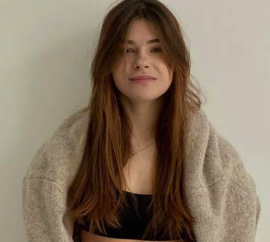 22-річна дівчина Остапчука показала фігуру в спідньому та похизувалася спільними літературними смаками