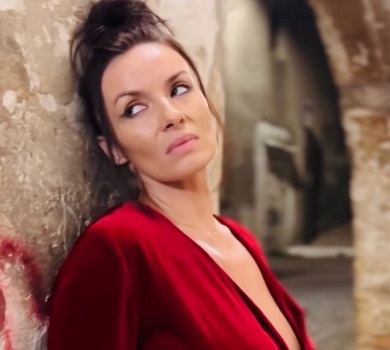 Мейхер у червоному оксамиті посвітила звабливим декольте на камеру