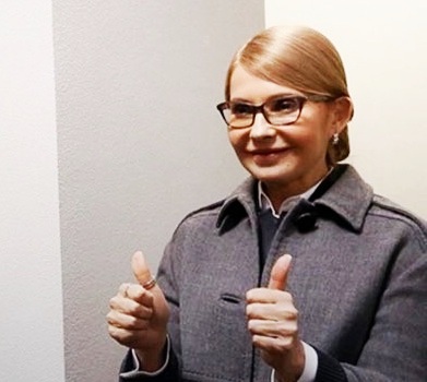 Тимошенко на заправці полизькала улюблену сосиску. ВІДЕО