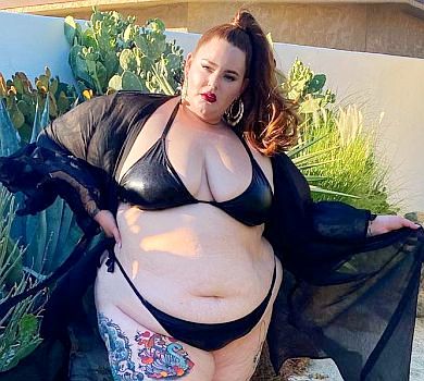 Обережно, забагато дупи: Тесс Холлідей у свій день народження попозувала в стрінгах