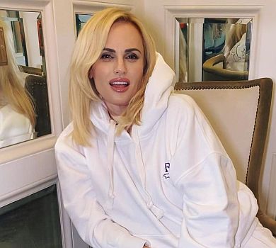 Пелюстки троянд та рожеві светри: Ребел Вілсон у Діснейленді заручилася зі своєю партнеркою. ФОТО