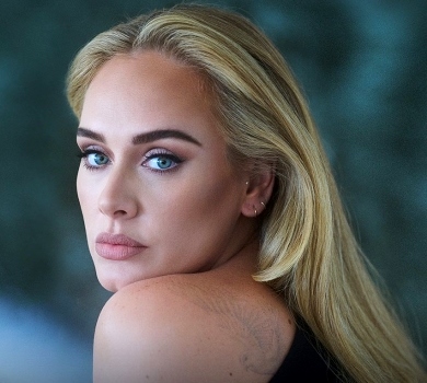 Як Джокер, але в хорошому сенсі: Адель показала себе без мейкапу та в процесі фарбування