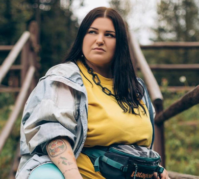 Наповнена любов'ю і вдячністю:  alyona alyona у день народження попозувала на дорозі у жовто-блакитному луці