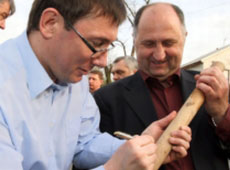 Луценко садив дерева і лишав автографи на лопатах