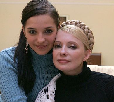 Тимошенко білим фемілі-луком привітала з Днем сім’ї  