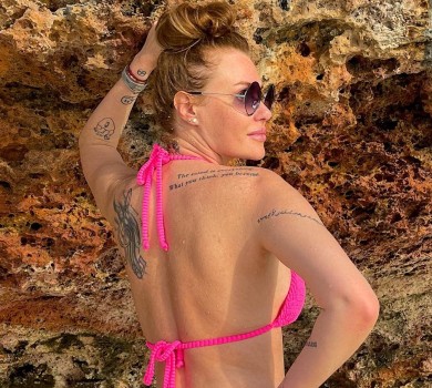 Камінська в рожевому бікіні посвітила дупцею з райського місця