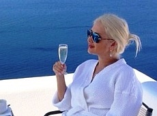 Бужинська на 35-річчя їла прапор у Греції. ФОТО 