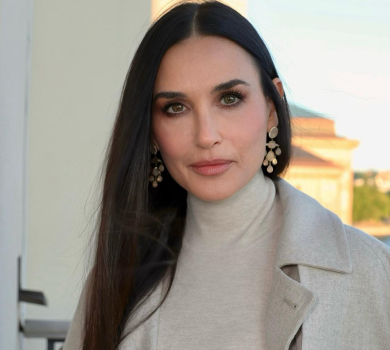 60-річна Демі Мур у крихітному бікіні показала розваги з песиком у День Незалежності США