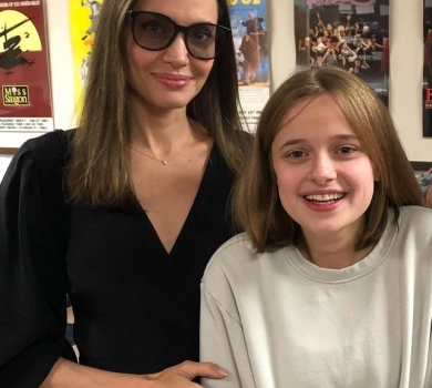 Мюзикл, фанзустріч та гіпс: Джолі активно розважила 14-річну доньку
