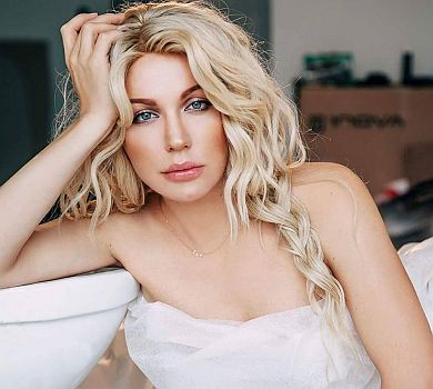 Монро та Кухар посвітили стрункими ніжками з-під подушок. ФОТО