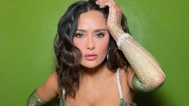 Хаєк в блискучій сукні випнула бюст на камеру