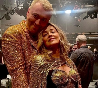 Лежачий перформенс: Шерон Стоун із голими плечима прикрасила собою прем'єру Сема Сміта