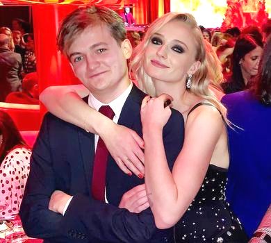 Сестри Старк у платтях на бретелях та Джон Сноу з жінкою: живі та мертві персонажі Гри престолів на прем'єрі