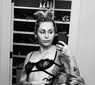 Сайрус у панчішках та спідньому закинула ногу на нового бойфренда 