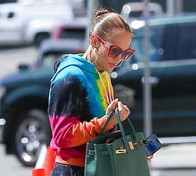 Спортивний шик: Лопес доповнила веселковий лук за $300 класикою від Hermes