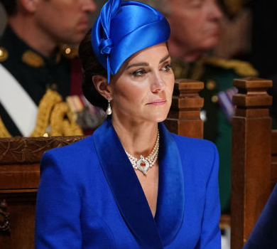 Кейт Міддлтон у синьому з ніг до голови вигуляла намисто королеви Єлизавети на службу в Едінбурзі