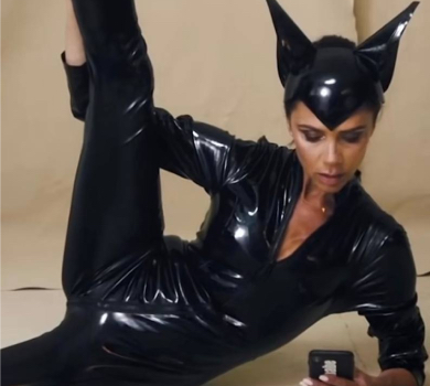 Від жінки-кішки до весільної сукні Керрі Бредшоу: Бекхем приміряла гламурні образи для Хелловіну