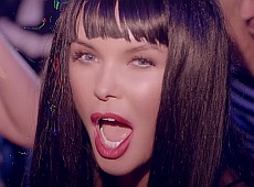 Ассія Ахат для кліпу начепила дреди своїй болонці. ВІДЕО