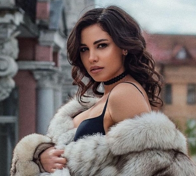 Припікає: Богдан на балконі посвітила спіднім з-під шуби