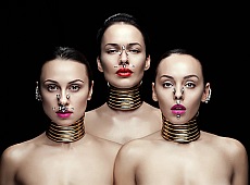 Астаф’єва з колегами закували себе в африканські нашийники. ФОТО