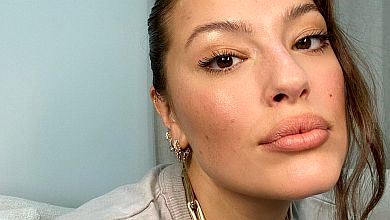 Ешлі Грем на підборах та в спідньому знялася в душовій