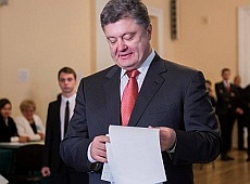 Яценюк, Тягнибок і Тимошенко голосували з родинами, а Порошенко був сам