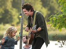 Новий кліп Шурова: Чічкан, хіпі та жінка, яка тримає дзен