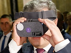 Порошенко на Книжковому арсеналі зазирнув у віртуальну реальність, а Кличко презентував книгу