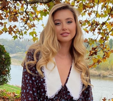 Жінка Тищенка в романтичній сукні посвітила ніжками з радісного приводу