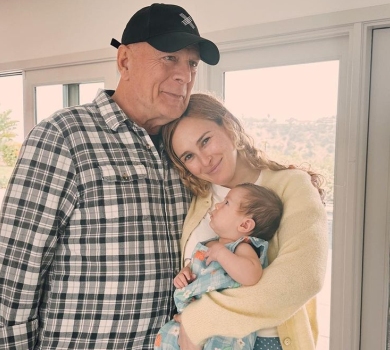 Ніжність і любов: донька Брюса Вілліса показала його з 2-місячною онукою на руках