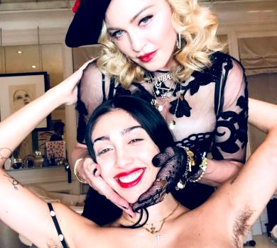 Оголені тіла та лесбі-поцілунки: донька Мадонни в груповому еротичному перфоменсі. ВІДЕО