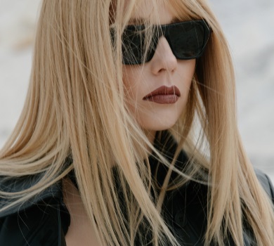 На підборах по пустелі: Кароль на тлі вогню заспівала про вільних і нескорених. ВІДЕО