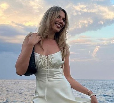 Канни... Не чула: Нікітюк в шовковому міні попозувала в Одесі біля моря