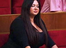 Помічниця депутата від Ляшка вразила випнутими у Раді грудьми. ФОТО 