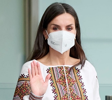 La sorochka: королева Іспанії Летісія надягла вишиванку на підтримку України. ФОТО