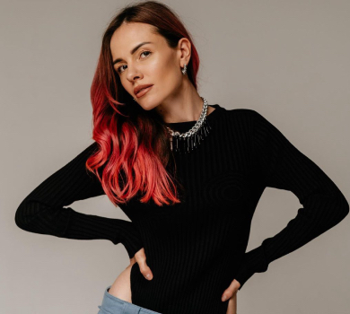 MamaRika з нагоди 34-річчя потанцювала в бікіні на дубайському пляжі. ВІДЕО