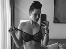 Астаф'єва пішла у сексі-вчительки і приборкувачки птахів. ФОТО