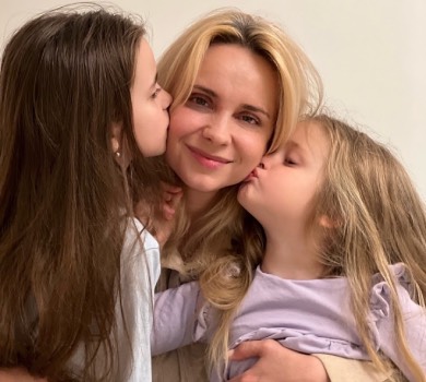 Мама Ліля згадала, як на піаніно грала: Ребрик із доньками заспівали Червону калину. ВІДЕО