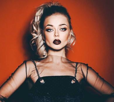 Гросу показала сміливе декольте в об'єктиві свого чоловіка