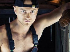 Влад Яма оголив мускулатуру і заліз під тачку