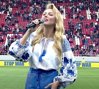 Полякова емоційно виконала гімн України перед матчем Шахтар - Олімпіакос. ВІДЕО