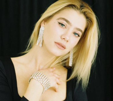 ВІА Гра Попова з яскравим мейком засвітила декольте в мереживі. ФОТО