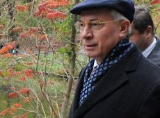 Азаров показав осінню фотосесію в кепочці френдам