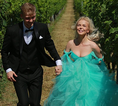Як Гросу з коханим у весільному кліпі італійськими виноградниками гасали