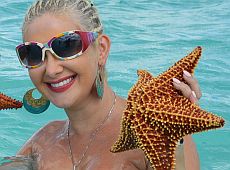 Бужинська у Домінікані посвітила тілом у рожевому купальнику. ФОТО