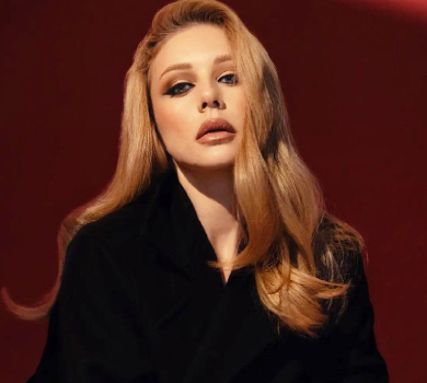 В шапці та з торбинками: Кароль показала юну себе зі старшим братом